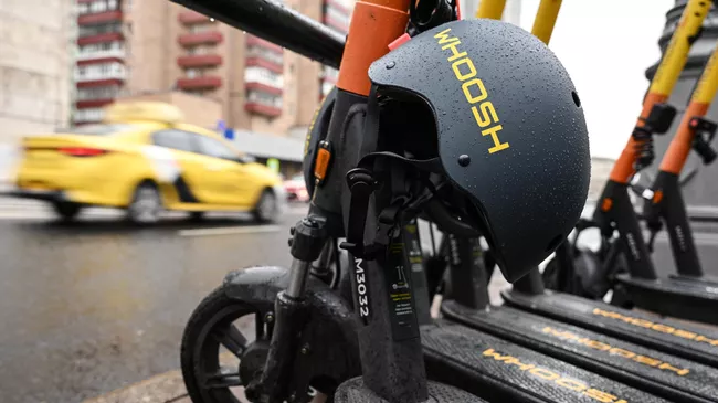 Пункт проката электросамокатов компании Whoosh на одной из улиц Москвы