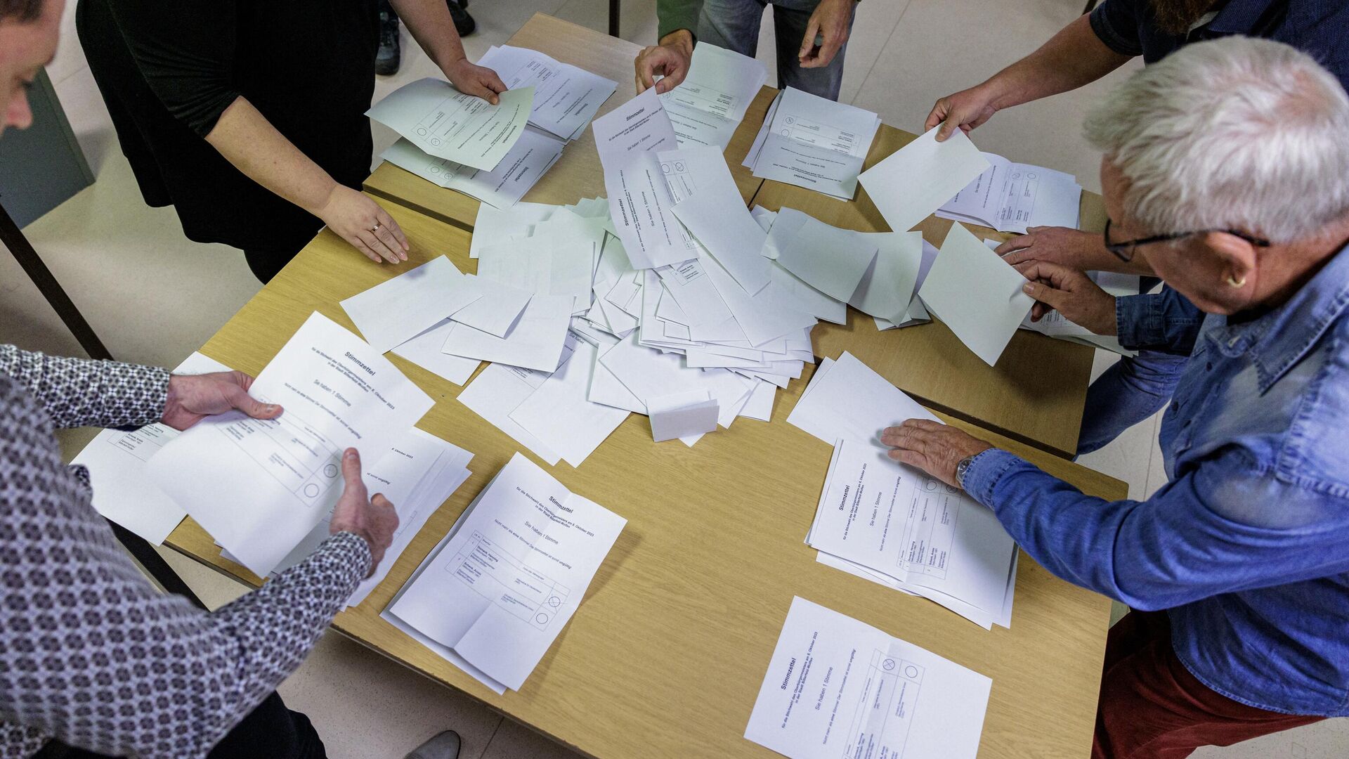 Сотрудники избирательной комиссии подсчитывают голоса во втором туре выборов в региональные парламенты - РИА Новости, 1920, 09.10.2023