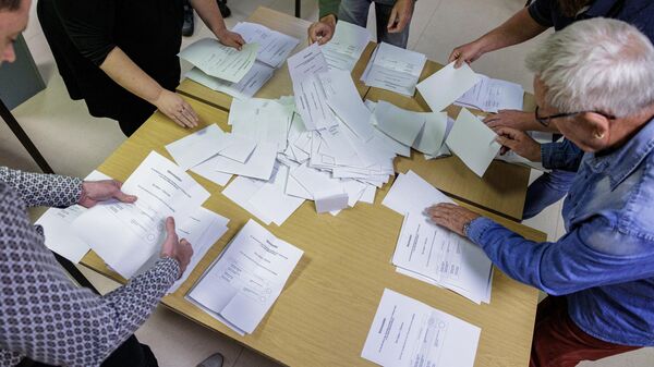 Сотрудники избирательной комиссии подсчитывают голоса во втором туре выборов в региональные парламенты