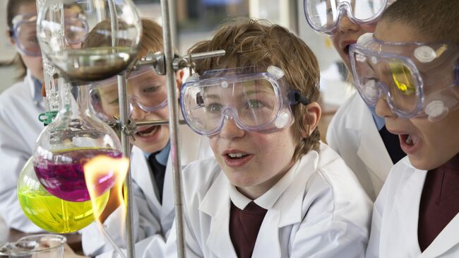 Школьники наблюдают за научным экспериментом
