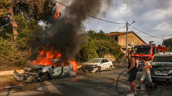 Пожар на улице израильского города Ашкелот, начавшийся после обстрела со стороны сектора Газа