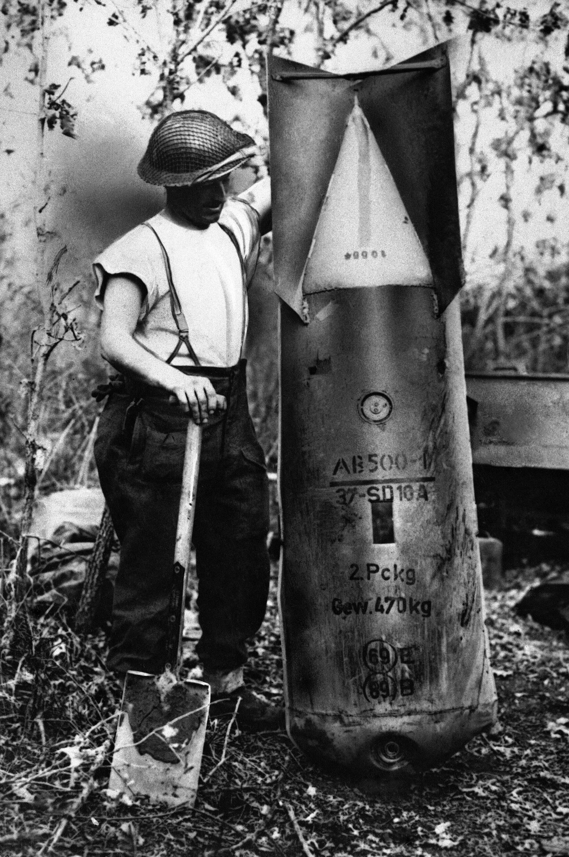 Британский солдат возле корпуса немецкой противопехотной бомбы-бабочки - РИА Новости, 1920, 09.10.2023