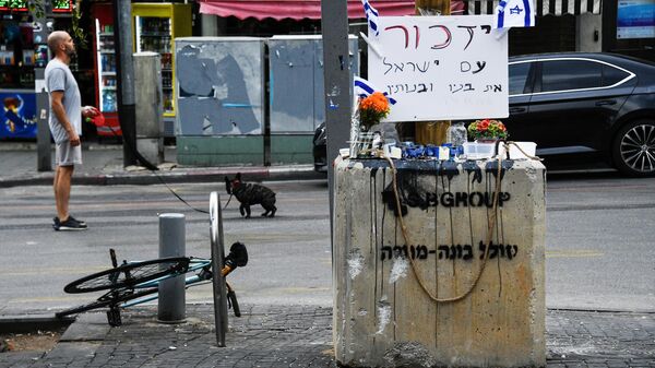 Импровизированный мемориал в память о погибших после атаки движения ХАМАС, организованный возле рынка Кармель в Тель-Авиве