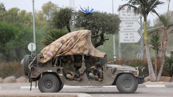 Израильские солдаты патрулируют дорогу возле границы с сектором Газа