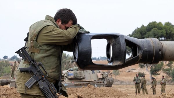 Израильский солдат на позиции около границы с сектором Газа на юге Израиля