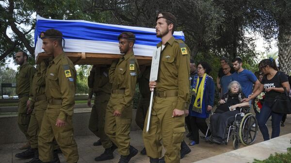 Израильские солдаты несут накрытый флагом гроб  во время похорон на военном кладбище в Тель-Авиве, Израиль