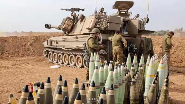 Израильские солдаты занимают на границе с сектором Газа на юге Израиля