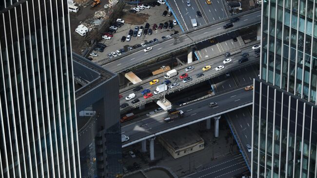 Автомобильное движение на Третьем транспортном кольце в Москве