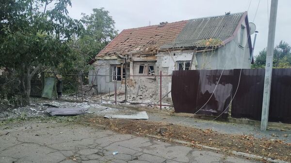 Дом,  попавший под обстрел в Новой Каховке. 10 октября 2023