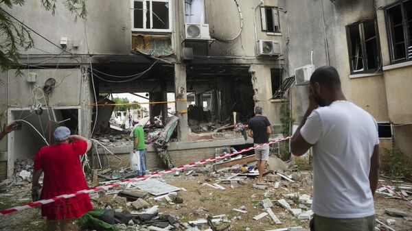Поврежденный дом после попадания ракеты из сектора Газа в Ашкелоне в Израиле 