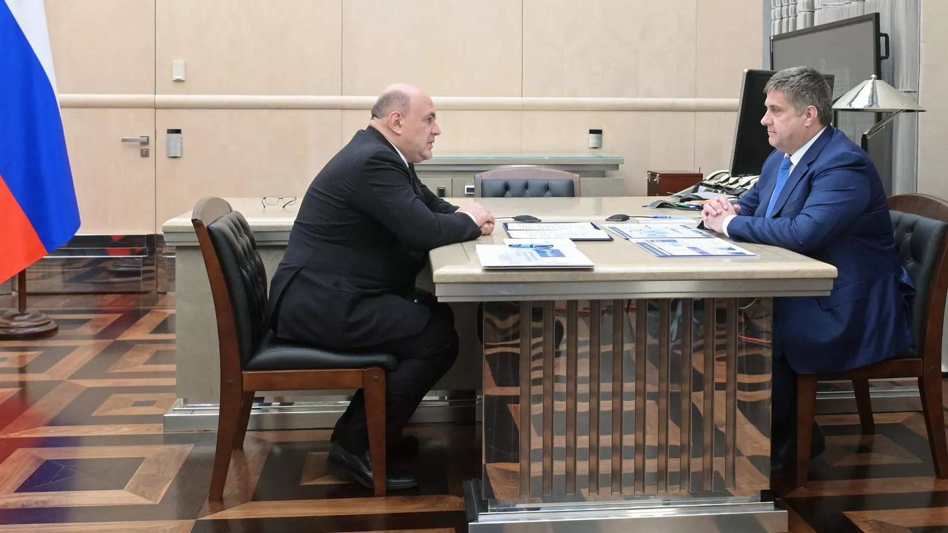 Председатель правительства РФ Михаил Мишустин и руководитель Федерального дорожного агентства Роман Новиков во время встречи - РИА Новости, 1920, 10.10.2023