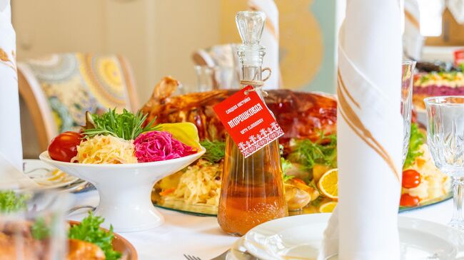 В Мандрогах хорошо идут местные настойки В Мандрогах хорошо идут местные настойки