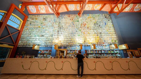 Гордость музея водки – стена из 2584 бутылок
