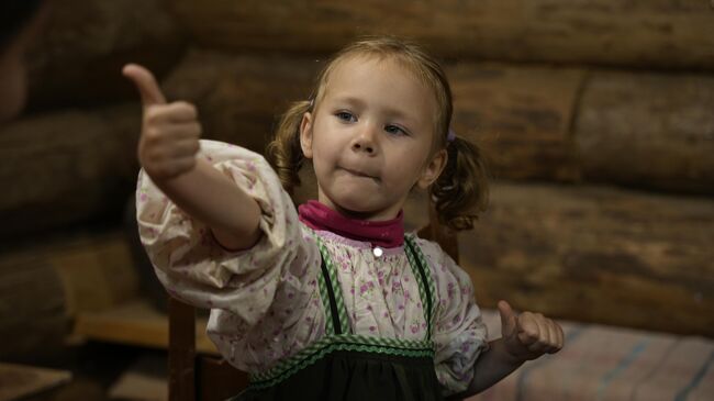 Юная посетительница мастер-класса по гончарному делу. Юная посетительница мастер-класса по гончарному делу.