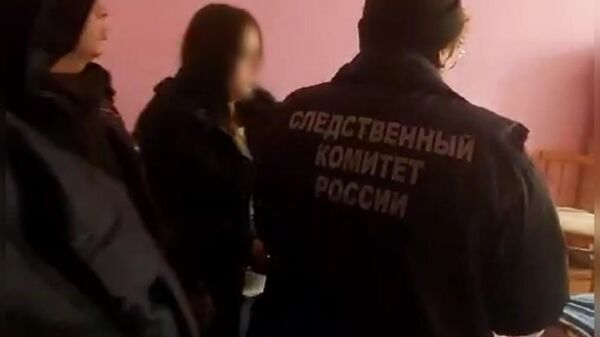 Сотрудник Следственного комитета РФ на месте преступления, где предположительно жительница Башкирии пырнула ножом своего ребенка