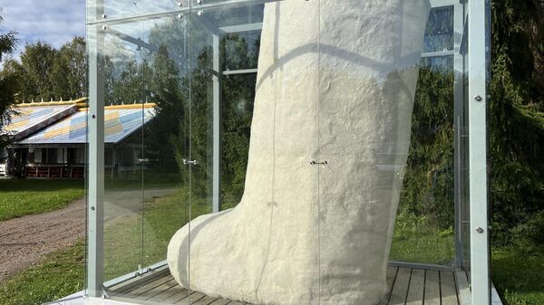 В Мандрогах находится самый большой валенок в мире, высота которого достигает 3,2 метра