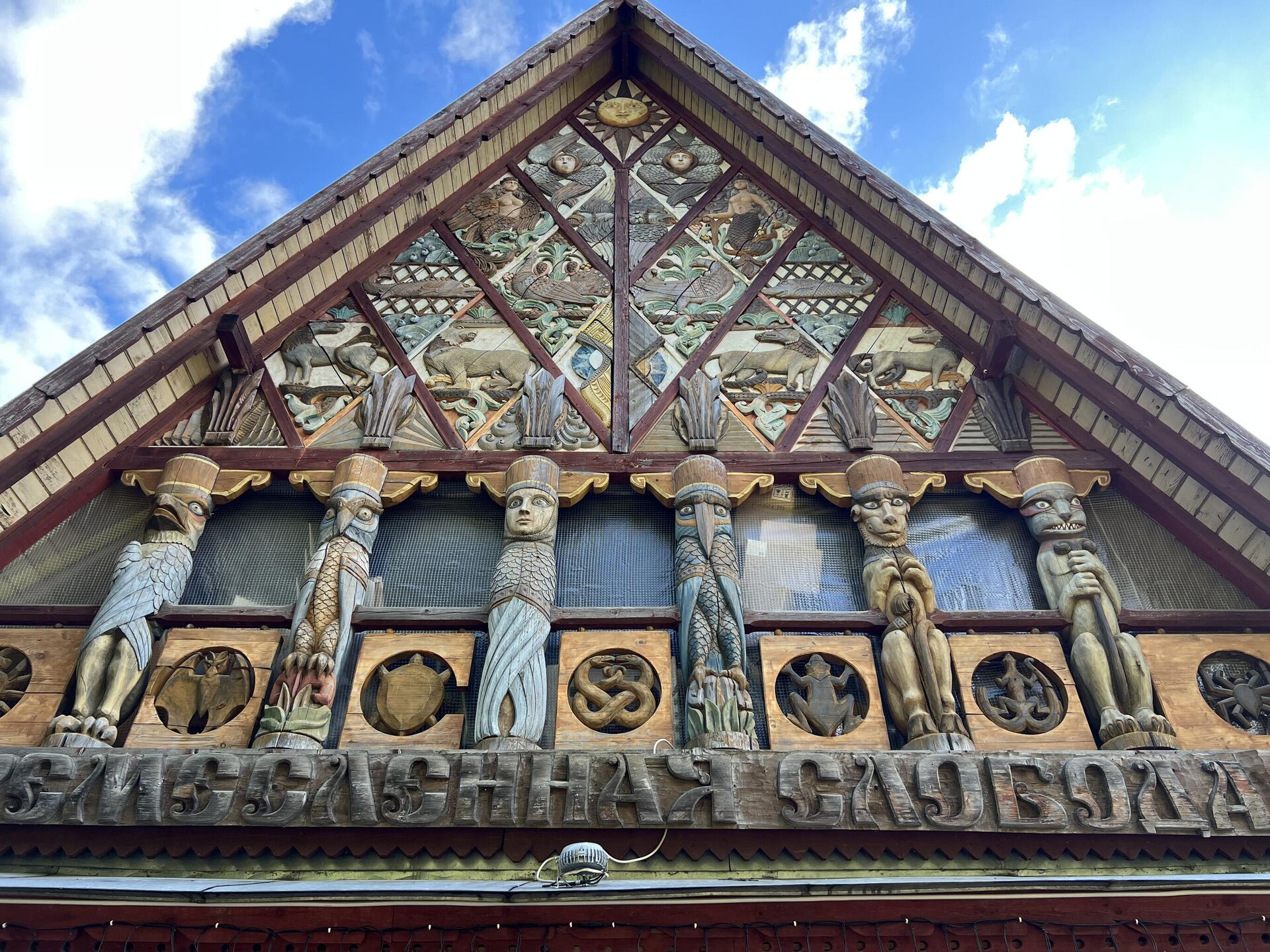 Работа резчика Юрия Гусева, фрагмент Работа резчика Юрия Гусева, фрагмент