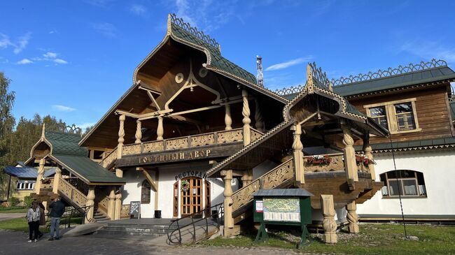 Ресторан, на втором этаже продают пирожки Ресторан, на втором этаже продают пирожки