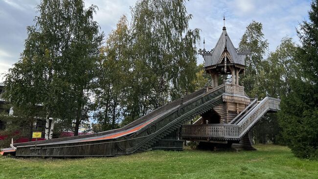 С этой горки надо скатиться в новогоднюю ночь, загадав желание – оно исполнится С этой горки надо скатиться в новогоднюю ночь, загадав желание – оно исполнится