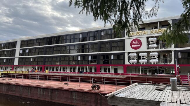 Теплоходы с туристами регулярно приходят в Мандроги Теплоходы с туристами регулярно приходят в Мандроги