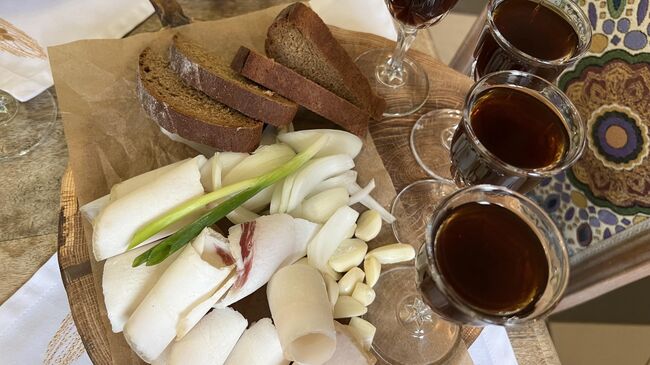 Фирменная чесночная настойка с домашним салом Фирменная чесночная настойка с домашним салом