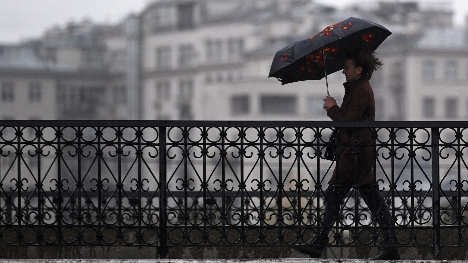 Мужчина под зонтом на одной из улиц в центре Москвы - РИА Новости, 1920, 18.04.2024