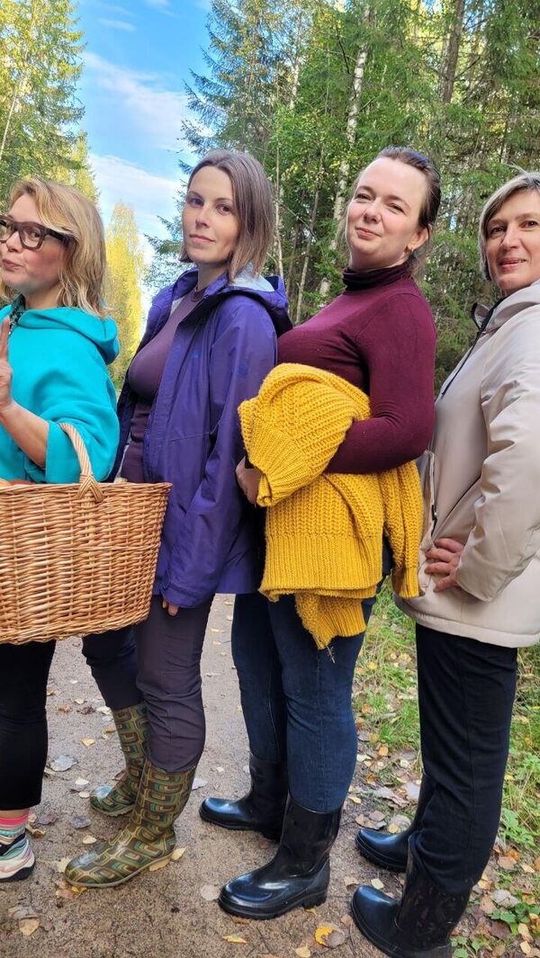 Довольные грибники Довольные грибники