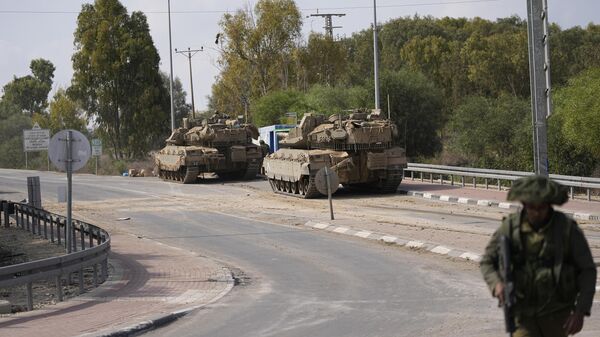 Израильские танки на дороге в районе места проведения музыкального фестиваля возле кибуца Реим