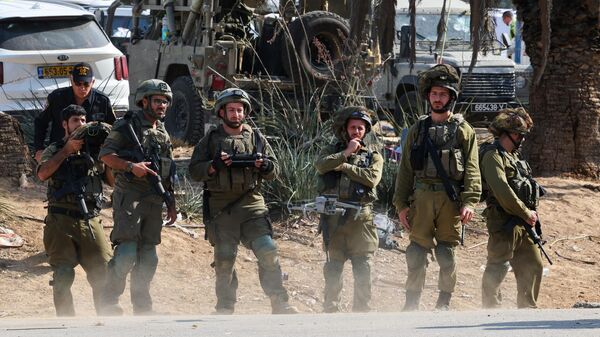 Израильские солдаты с помощью дрона мониторят ситуацию на границе с сектором Газа