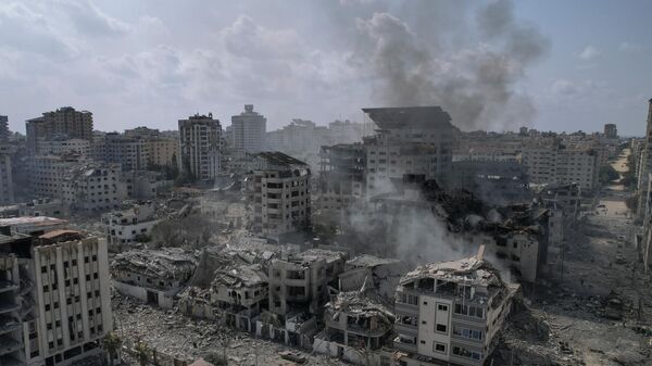 Последствия разрушений от израильского авиаудара в городе Газа