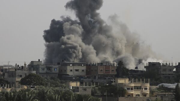 Дым от взрыва, вызванного израильским авиаударом в городе Газа