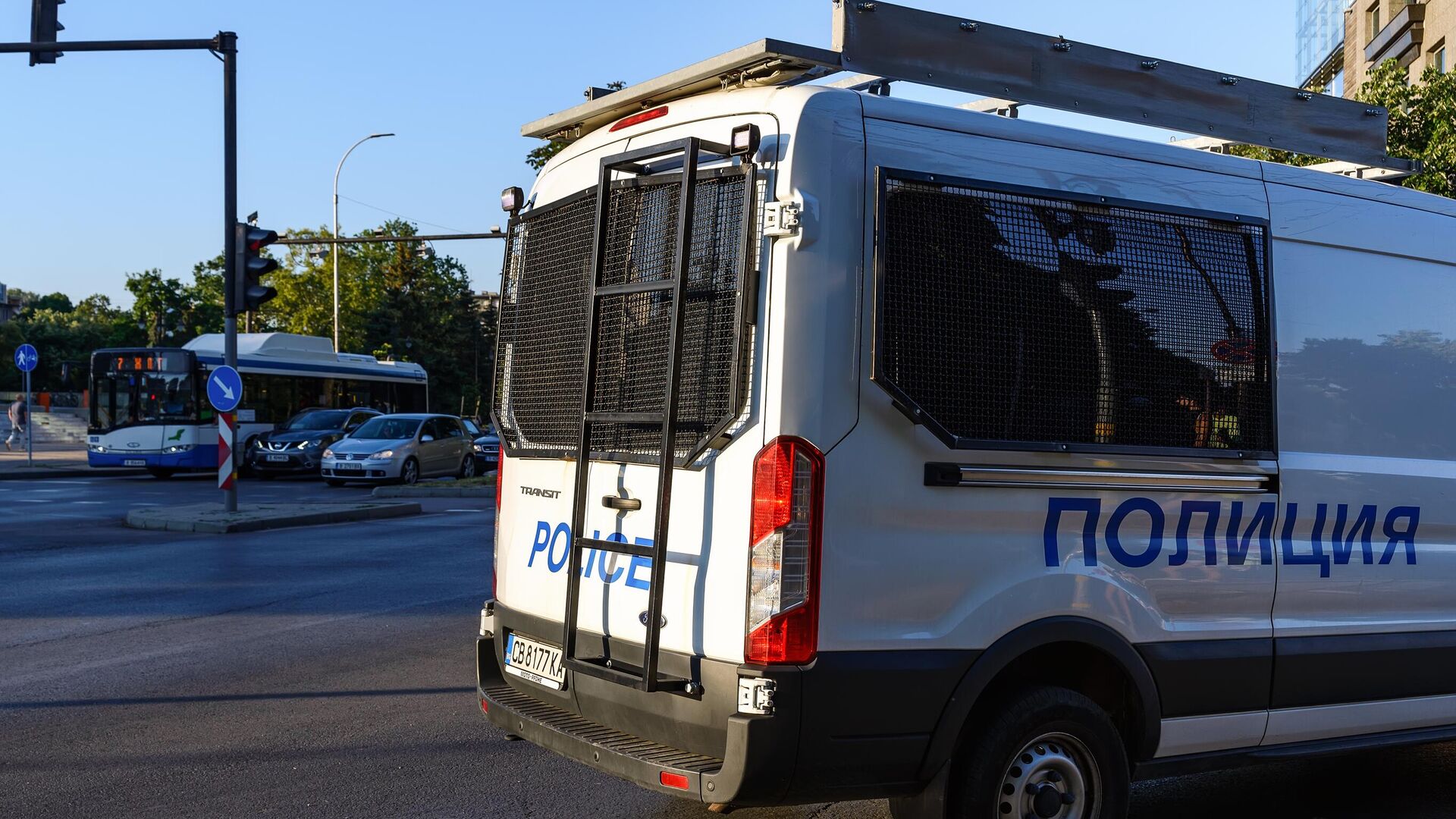 Полицейский фургон с отсеком для перевозки задержанных на улице в Болгарии - РИА Новости, 1920, 10.10.2023
