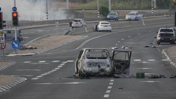 Сгоревшие и брошенные автомобили на дороге в Сдероте
