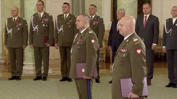 Начальник генерального штаба генерал Веслав Кукула и оперативный командующий видами Вооруженных сил генерал Мачей Клиш