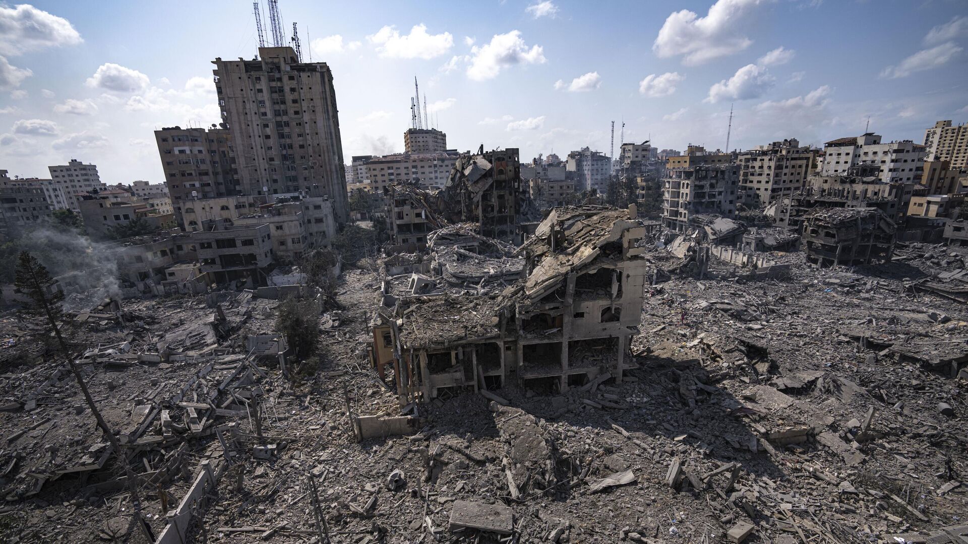 Обломки зданий, пострадавших от израильского авиаудара, в городе Газа - РИА Новости, 1920, 10.10.2023