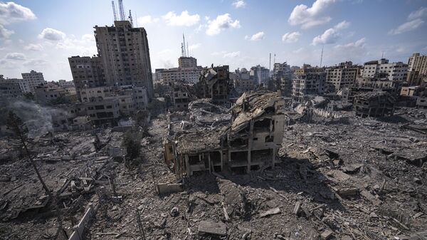 Обломки зданий, пострадавших от израильского авиаудара, в городе Газа
