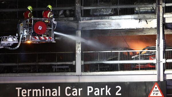 Тушение пожара, вспыхнувшего на автостоянке аэропорта Лутон в Лондоне 
