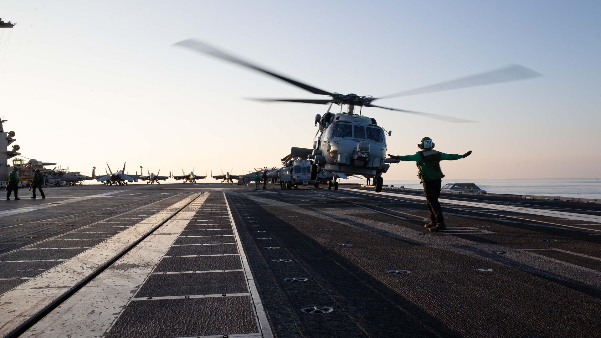 Вертолет MH-60R Sea Hawk на палубе авианосца USS Gerald R. Ford в Средиземном море - РИА Новости, 1920, 12.01.2024