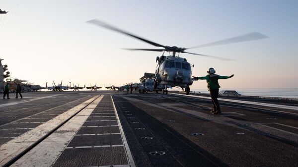 Вертолет на палубе американского авианосца в Средиземном море