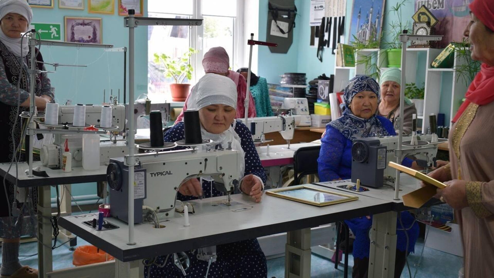 Прихожанки мечети в Орске шьют вещи для бойцов на передовой - РИА Новости,  11.10.2023