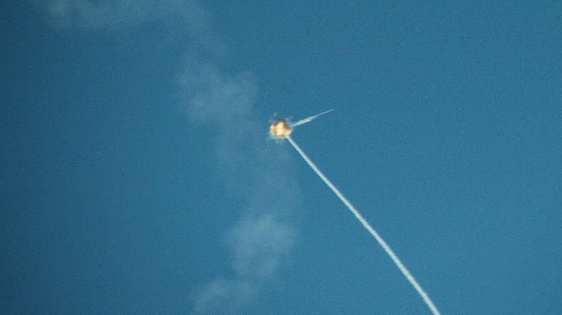Ракета израильской системы Железный купол перехватывает ракету, выпущенную из сектора Газа, в небе над Ашкелоном - РИА Новости, 1920, 08.12.2023