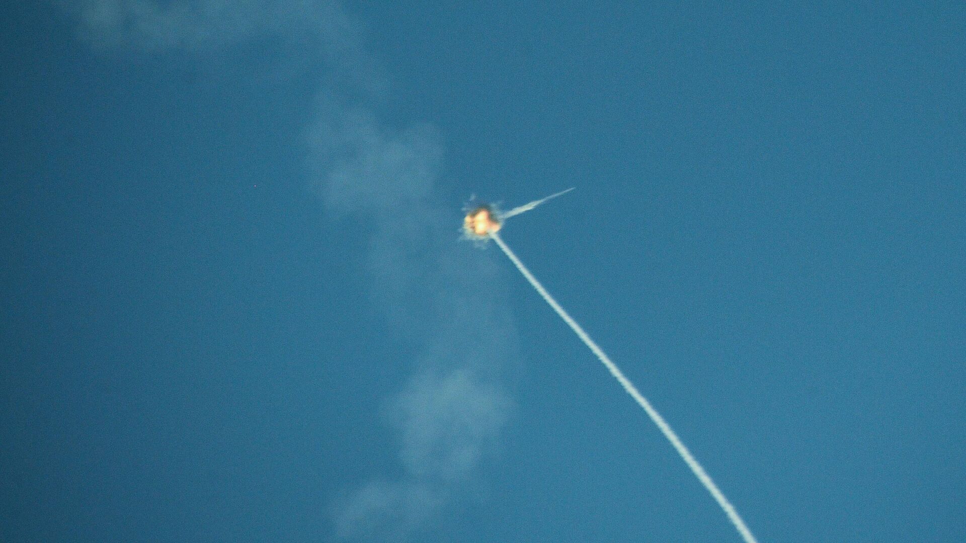 Ракета израильской системы Железный купол перехватывает ракету, выпущенную из сектора Газа - РИА Новости, 1920, 03.12.2023
