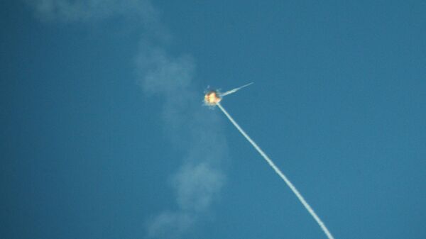 Ракета израильской системы Железный купол перехватывает ракету, выпущенную из сектора Газа, в небе над Ашкелоном
