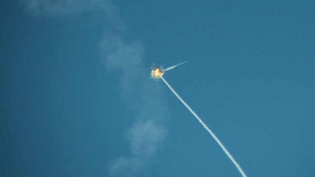 Ракета израильской системы Железный купол перехватывает ракету, выпущенную из сектора Газа, в небе над Ашкелоном