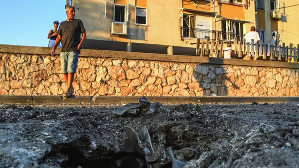Воронка с фрагментами снаряда в жилом квартале Ашкелона, пострадавшем от обстрела группировкой ХАМАС