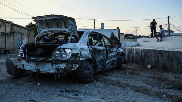 Сгоревший автомобиль на улице Ашкелона после ракетного обстрела со стороны сектора Газа