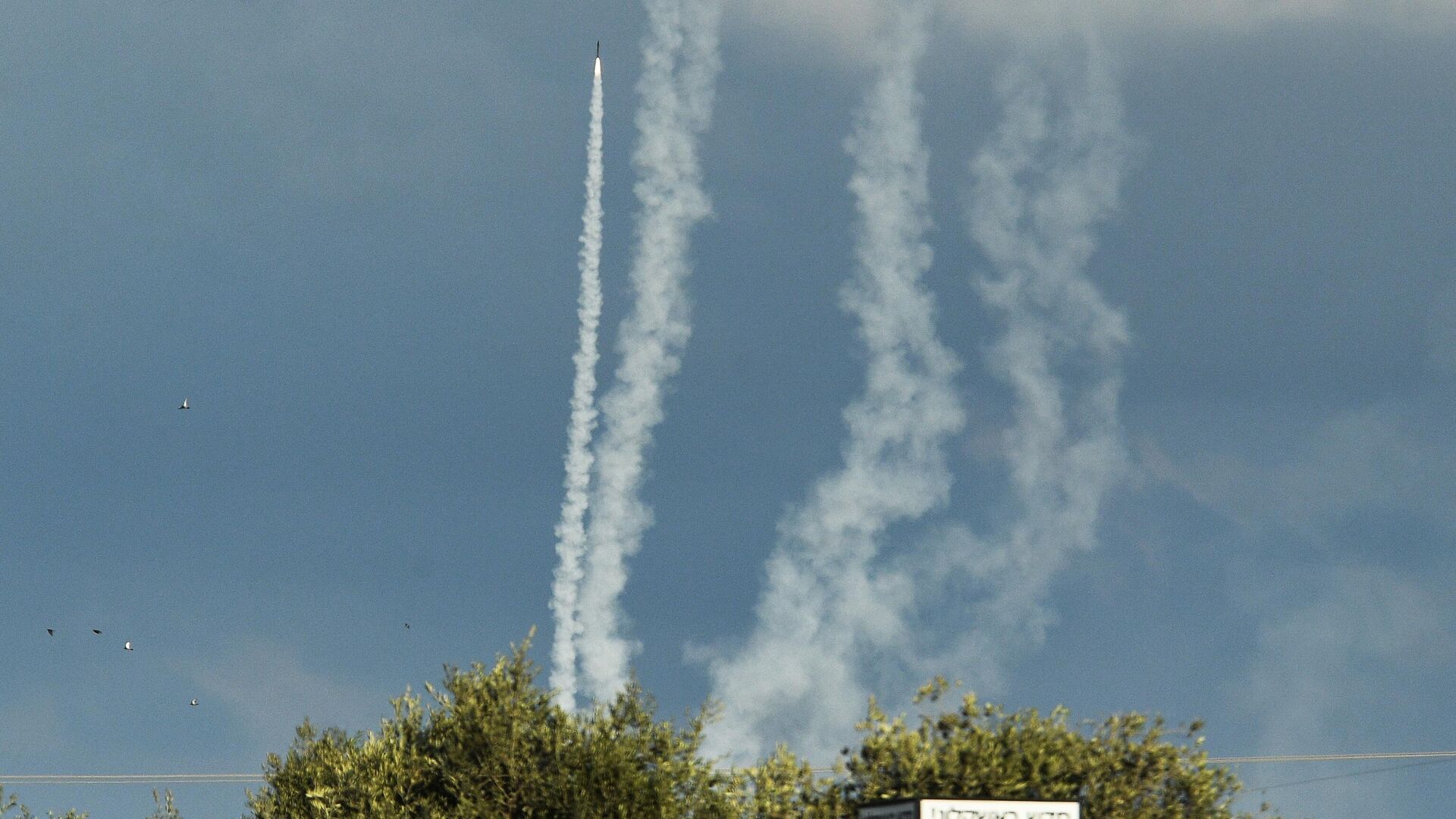 Ракеты израильской системы Железный купол перехватывают ракеты, выпущенные из сектора Газа, в небе над Ашкелоном - РИА Новости, 1920, 11.10.2023