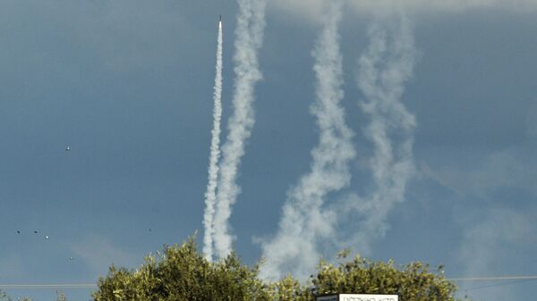 Ракеты израильской системы Железный купол перехватывают ракеты в небе над Ашкелоном