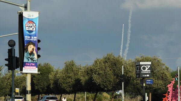 Ракеты израильской системы Железный купол перехватывают ракеты, выпущенные из сектора Газа, в небе над Ашкелоном