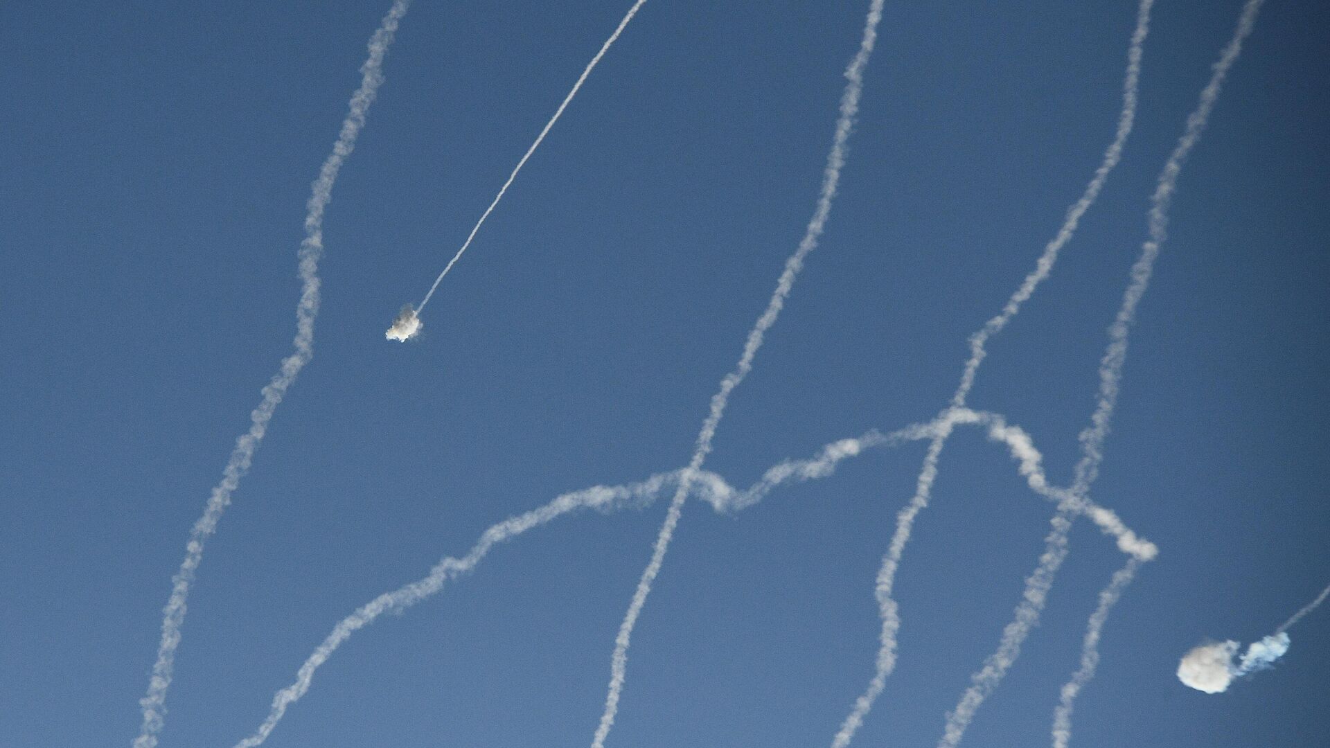 Ракеты израильской системы Железный купол перехватывают ракеты, выпущенные из сектора Газа, в небе над Ашкелоном - РИА Новости, 1920, 26.10.2023